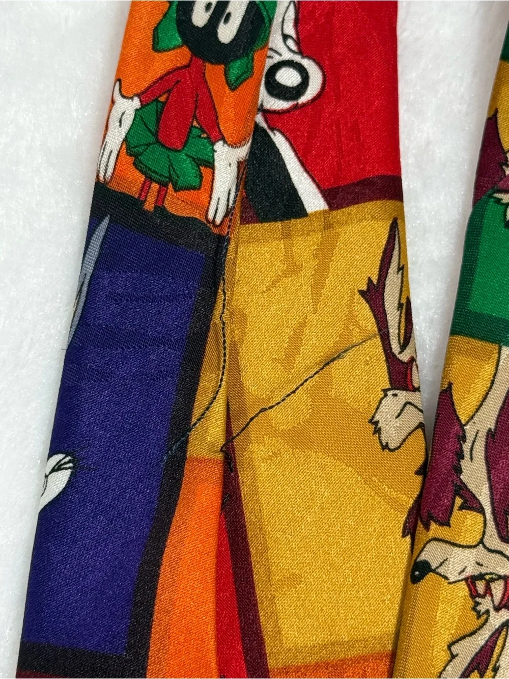 Looney Tunes Mania Vintage Character Necktie Bugs Bunny Taz Tweety 58”